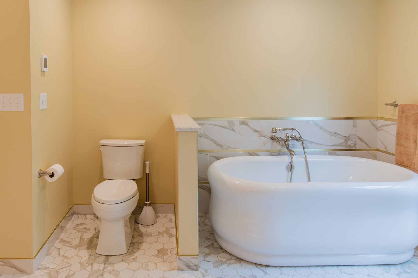 The Heritage Primary Bath — photo 5