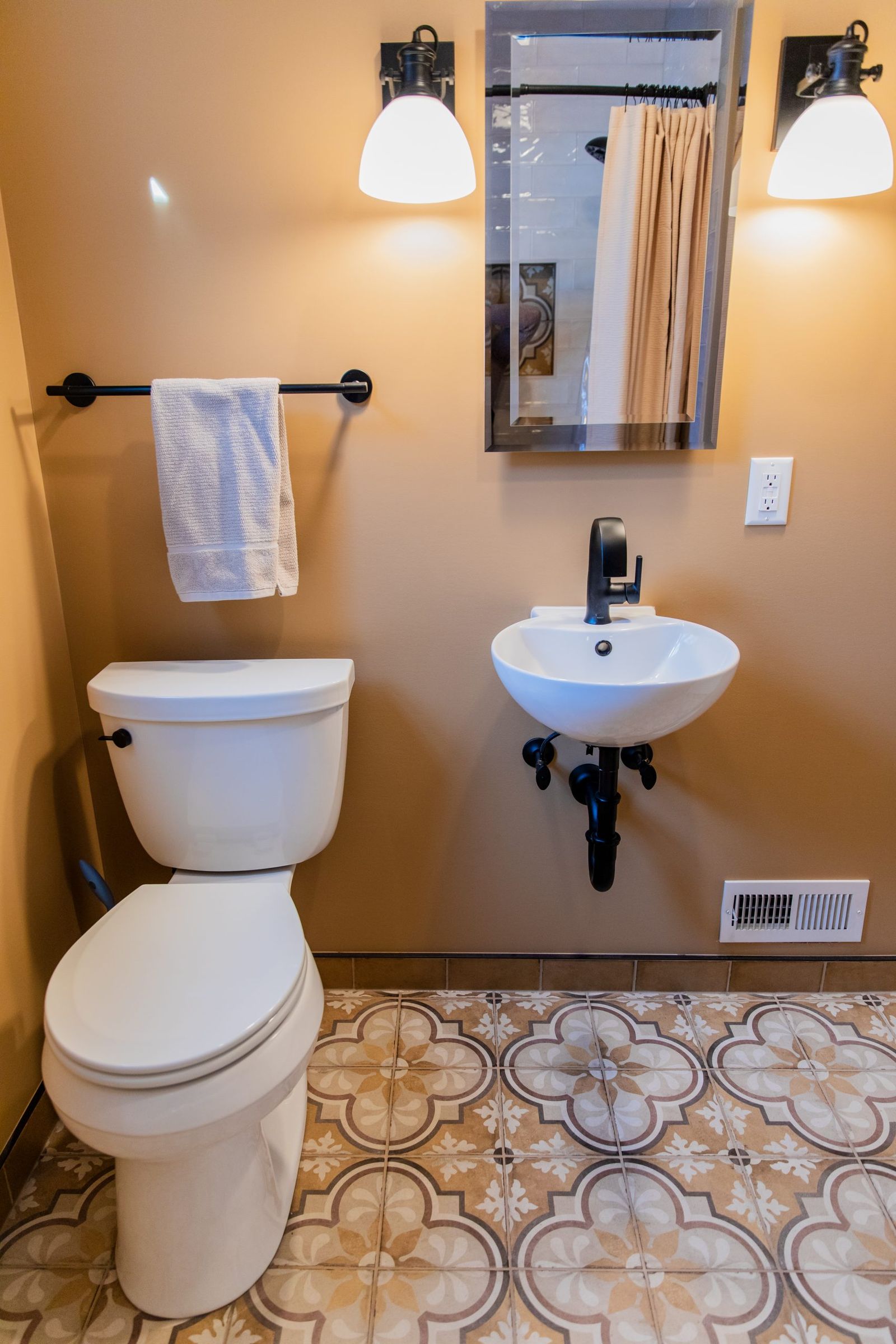 Spanish Inspired Cozy Bathroom — photo 4