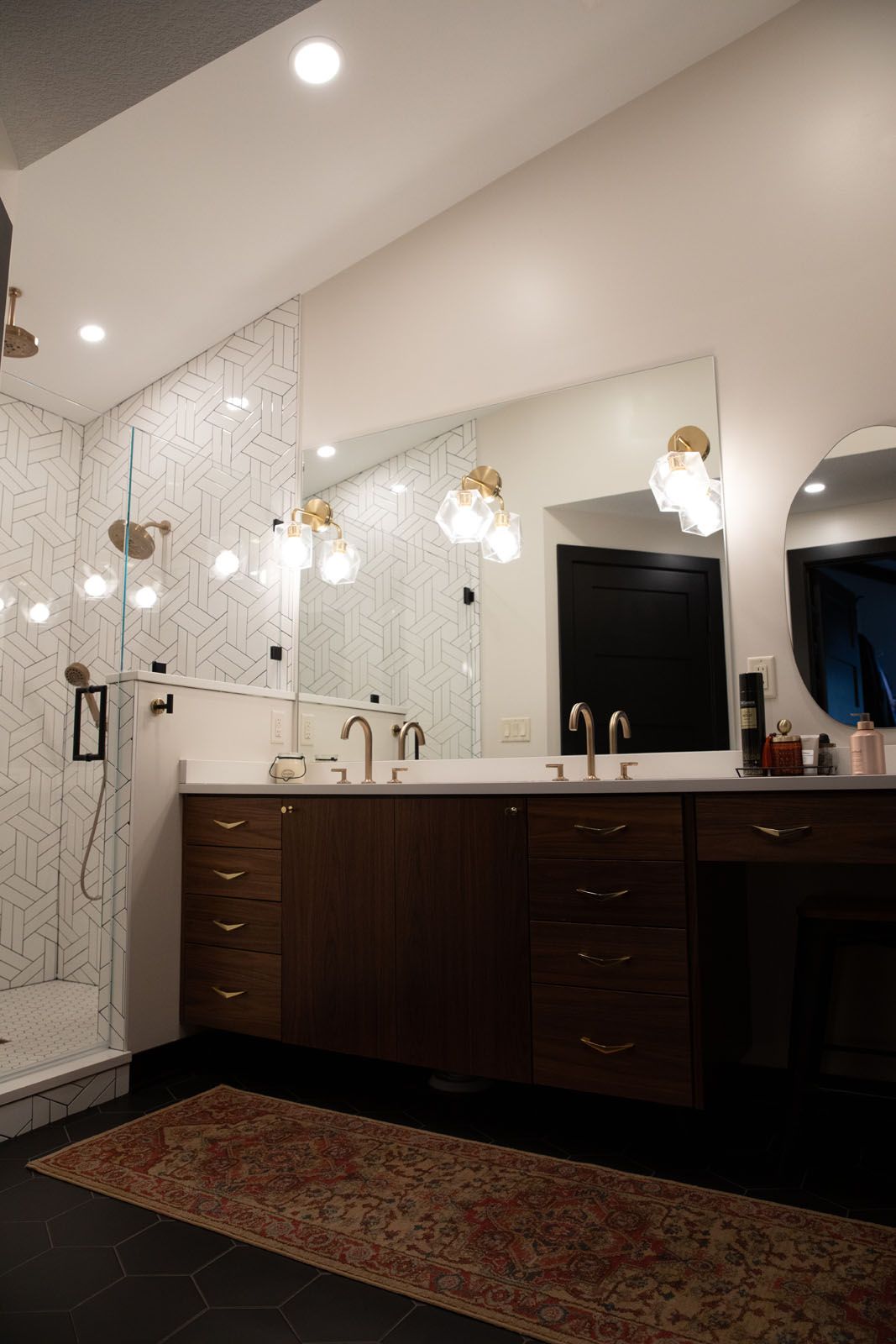 Midcentury Modern Primary Suite — photo 11