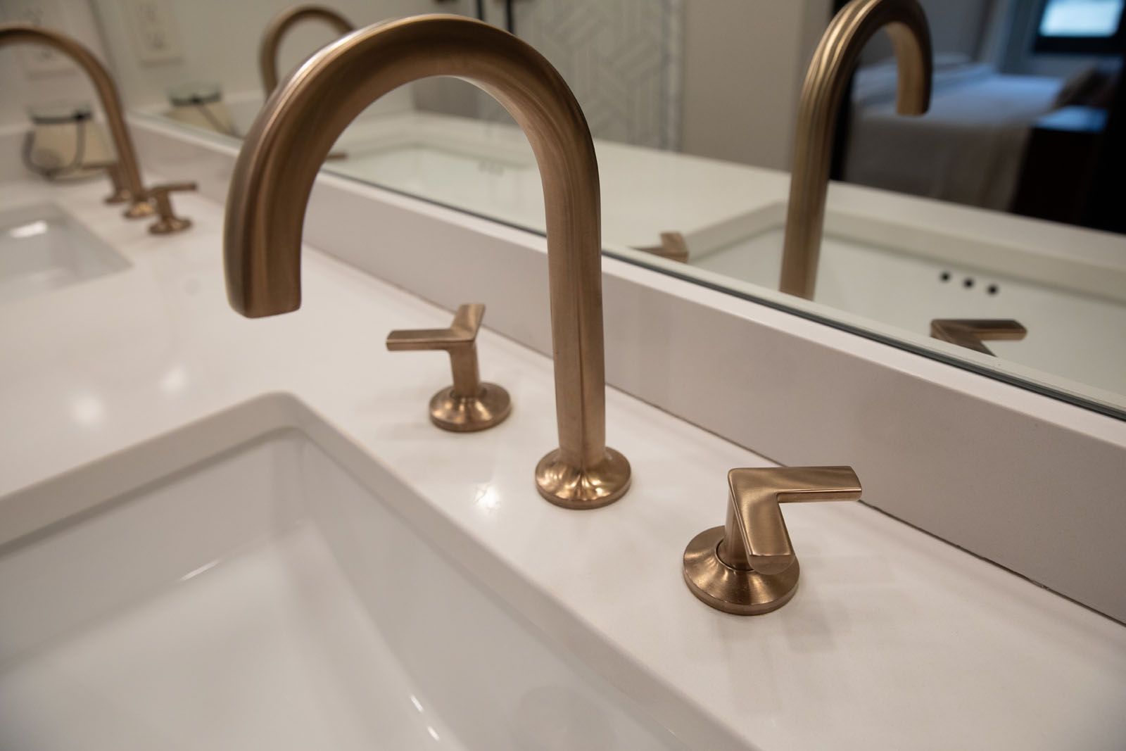 Midcentury Modern Primary Suite — photo 13