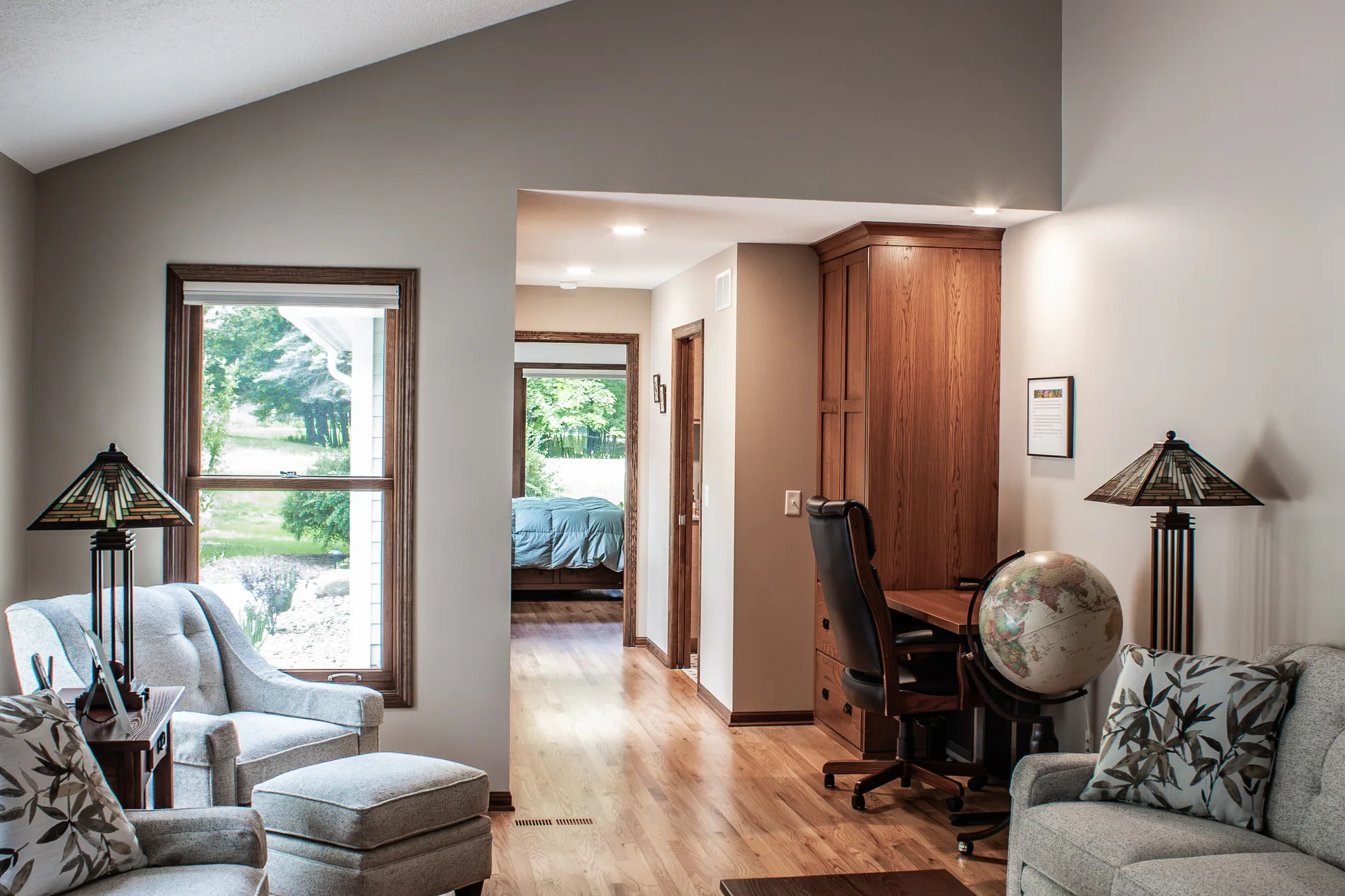 Living area connection to the main-floor suite